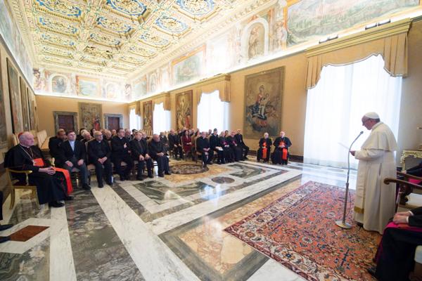 Papa Francesco durante l'udienza alla Congregazione per la Dottrina della Fede