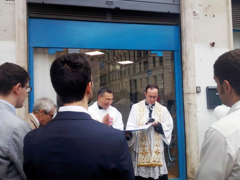 Don Francesco Giordano, durante la benedizione della nuova sede di Notizie ProVita Onlus