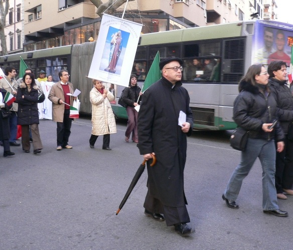 Mons. Ignacio Barreiro Carámbula durante una manifestazione a difesa della vita