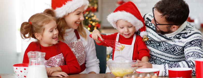 Passare del tempo come una famiglia include eventi quotidiani come cucinare i biscotti!